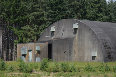 849697 Gezicht op een hangar ( Hardend Aircraft Shelter ) op het terrein van de voormalige vliegbasis Soesterberg.